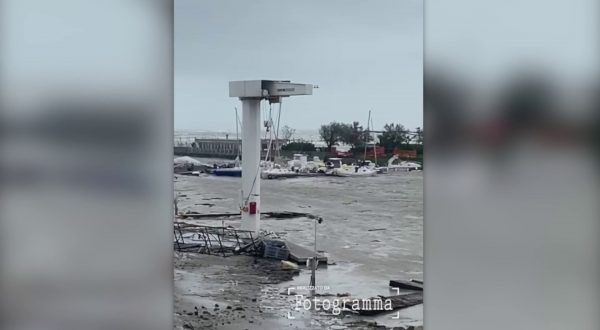 Riviera romagnola, decine di barche alla deriva. Le immagini