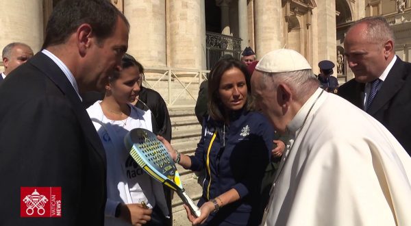 Asta benefica per racchetta da padel autografata dal Papa