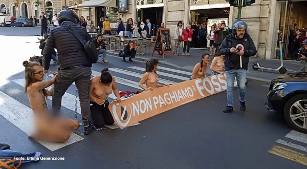 Roma, a seno nudo per l’ambiente. Protesta di Ultima Generazione