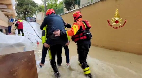 Operaio bloccato a Riccione per il maltempo, le immagini del soccorso