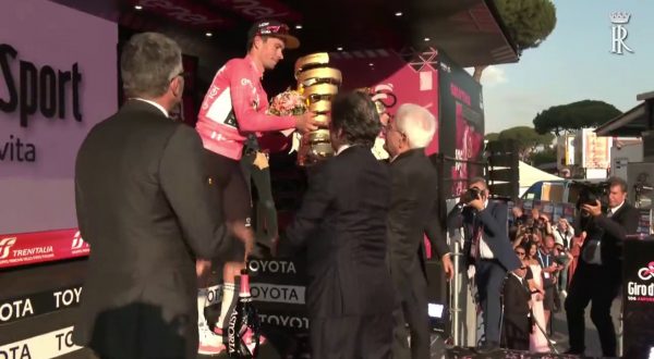 Giro d’Italia, il Presidente Mattarella consegna il Trofeo a Roglic