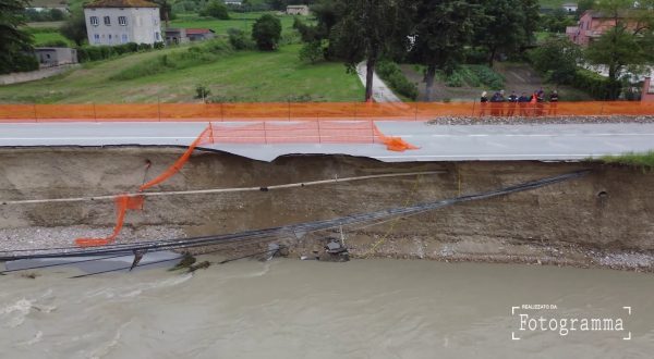 Maltempo, la piena fa crollare una strada tra Marche e Abruzzo