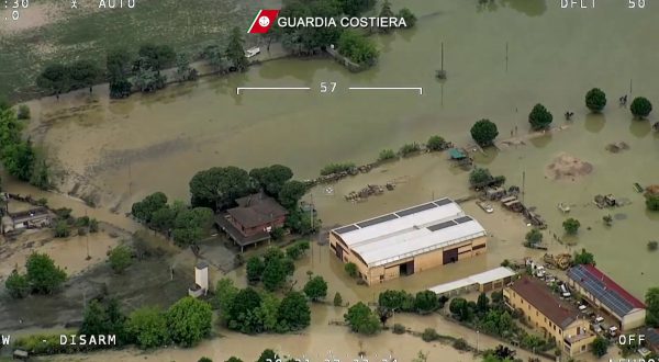 Alluvione Emilia Romagna, salvataggi ed evacuazioni in gommone