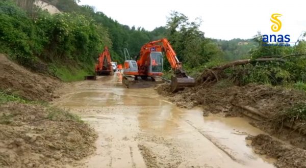 Maltempo, una frana blocca la strada statale 210 nel maceratese