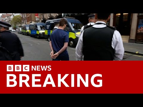 Moment anti-monarchy protester is arrested ahead of King Charles’s Coronation – BBC News