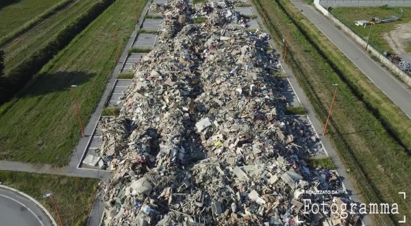 Alluvione in Emilia Romagna, montagne di detriti