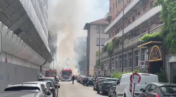 Esplosione in centro a Milano, le immagini