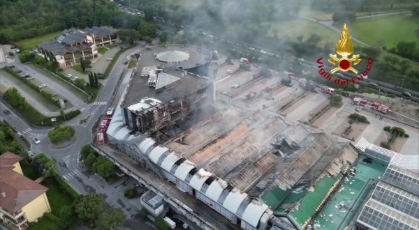 Desenzano del Garda, incendio in centro commerciale. Al via bonifica