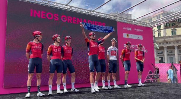 Giro d’Italia, Ganna sul palco con la sciarpa del Napoli