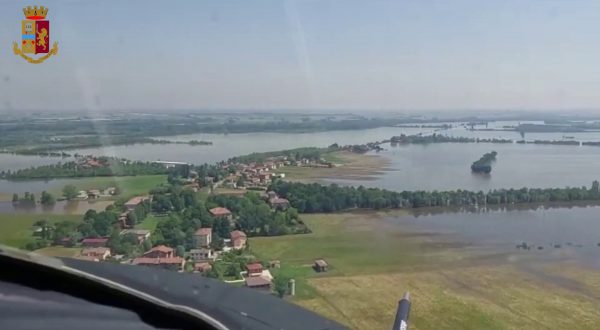 Maltempo, elicottero della polizia sorvola le zone alluvionate