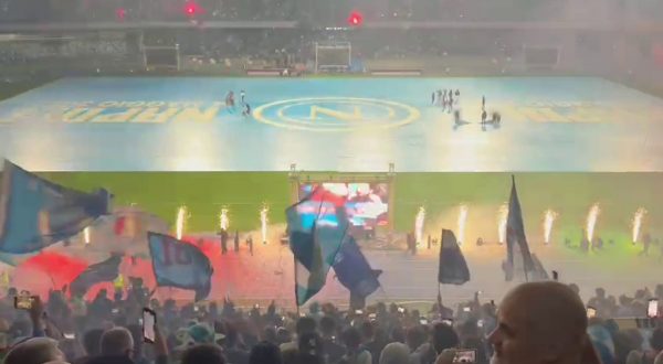 Il Napoli vince lo scudetto, i tifosi cantano ‘O surdato ‘nnammurato