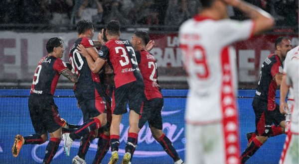 Il Cagliari torna in Serie A, Pavoletti gol in casa Bari