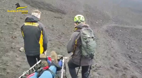 Escursionista ferita sull’Etna, le immagini dei soccorsi