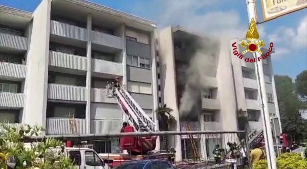 Incendio in un appartamento a Udine, evacuate quattro persone