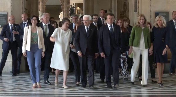 Mattarella e Macron al Louvre inaugurano mostra “Napoli a Parigi”