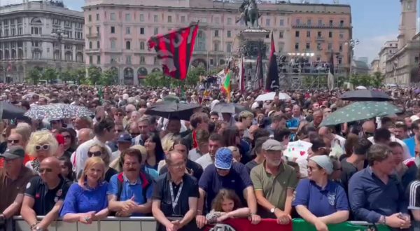 A Milano Piazza Duomo gremita per i funerali di Berlusconi