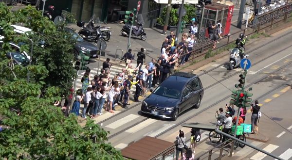 L’arrivo del feretro di Berlusconi a Milano per i funerali