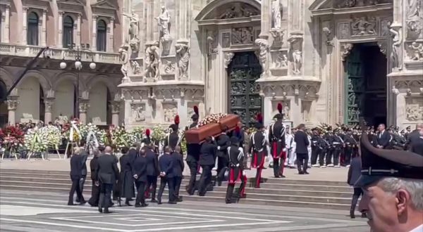 Berlusconi, il feretro arriva in Duomo accolto dagli applausi