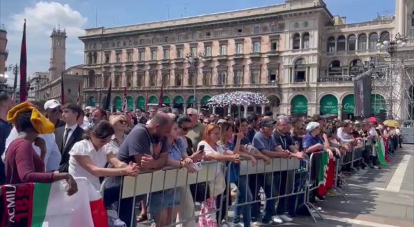 Funerali Berlusconi, gli applausi della folla all’omelia di Delpini