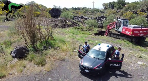 Interravano e bruciavano rifiuti, sequestrata discarica nel Catanese