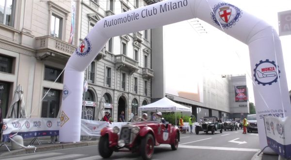 Le auto storiche della 1000Miglia per le strade di Milano