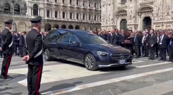 L’addio a Berlusconi, il feretro lascia piazza Duomo tra gli applausi