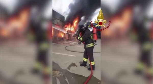 Incendio in un capannone nel cosentino, le operazioni di spegnimento