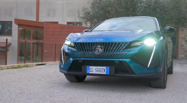 Stile e linee affilate per la nuova Peugeot 408