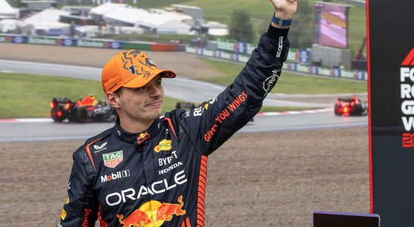 In Austria vince Verstappen davanti a Leclerc e Perez, Sainz 4°