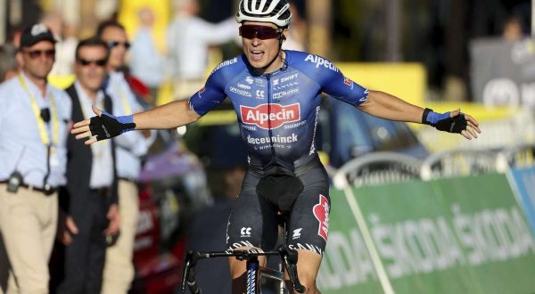 Philipsen vince la 3^ tappa al Tour, Adam Yates resta leader