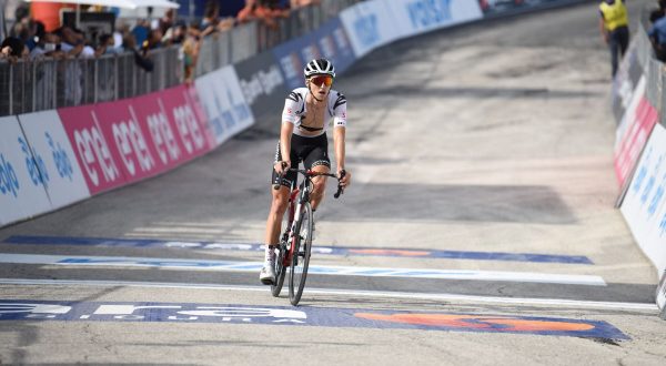 Colpo doppio di Hindley al Tour, tappa e maglia gialla