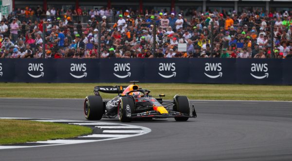 Verstappen in pole a Silverstone, Leclerc 4° e Sainz 5°