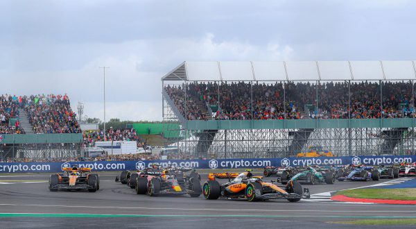 A Silverstone vince Verstappen, Norris e Hamilton sul podio