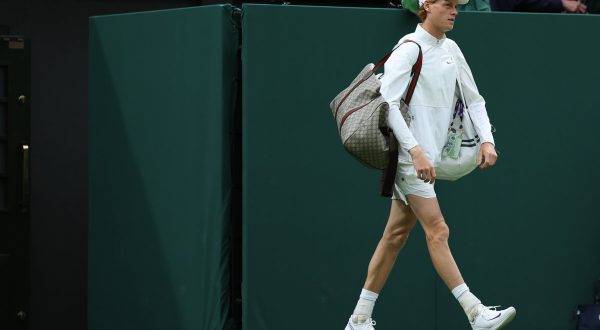 Sinner ai quarti a Wimbledon, Galan battuto in tre set