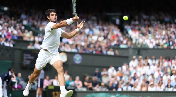 Alcaraz trionfa a Wimbledon, Djokovic ko in 5 set