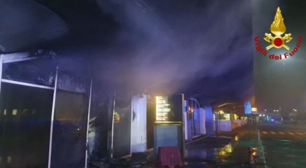 Incendio nell’aeroporto di Catania, lo scalo riparte con due voli all’ora