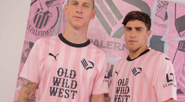 Due tonalità di rosa nella nuova maglia Puma del Palermo