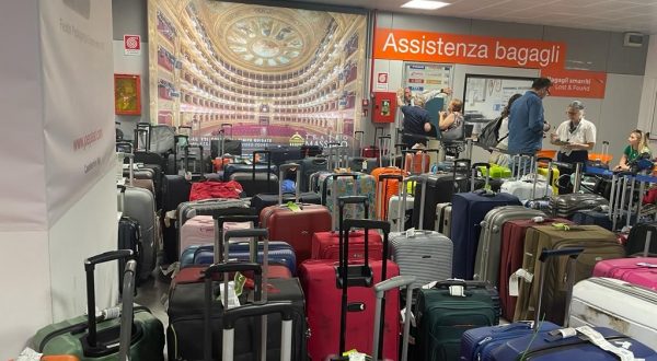 Caos e disagi all’aeroporto di Palermo, centinaia di bagagli stipati in aria arrivi