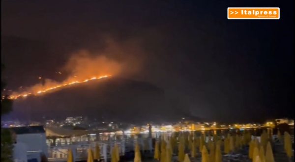 Notte di incendi a Palermo, case minacciate dai roghi e chiuso l’aeroporto