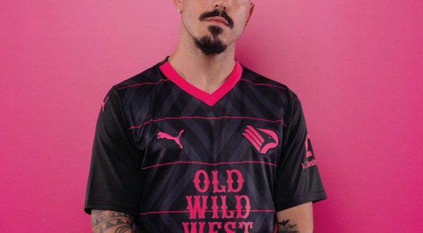 La seconda maglia del Palermo con nero e magenta, nella 3^ striscia con l’azzurro City