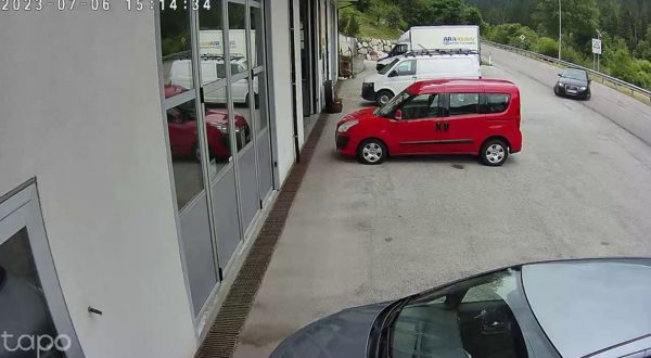 Il video dell’Audi nera di Angelika Hutter che fa inversione di marcia