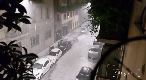 Maltempo, pioggia e grandine nella notte a Milano. Caduti 37mm d’acqua