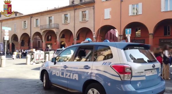 Cento consegne di droga al giorno, 21 arresti a Bologna