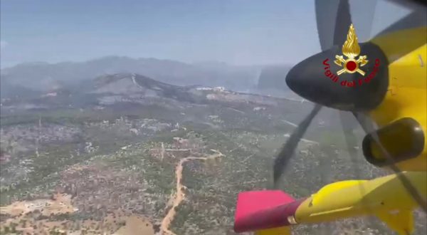 Emergenza incendi boschivi in Grecia, le immagini