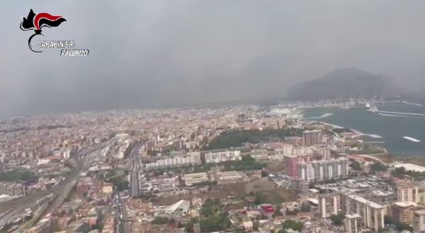 Incendi a Palermo, l’elicottero dei carabinieri sorvola aree colpite