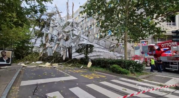 Maltempo Milano, immagini impressionanti del crollo di un’impalcatura