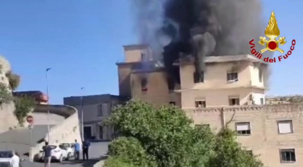 Incendio all’ex mulino Monterosso nel ragusano, le immagini