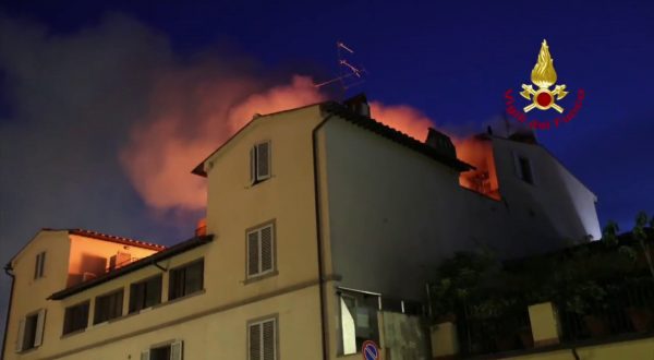 Incendio in una palazzina a Firenze, le immagini