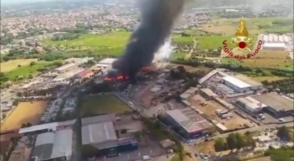 In fiamme deposito di rifiuti a Ciampino