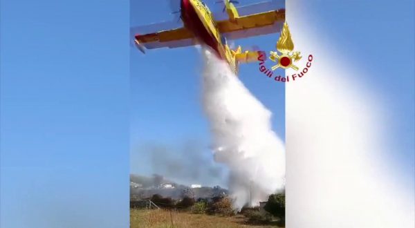 Incendio sull’isola di Vulcano, minacciate alcune abitazioni